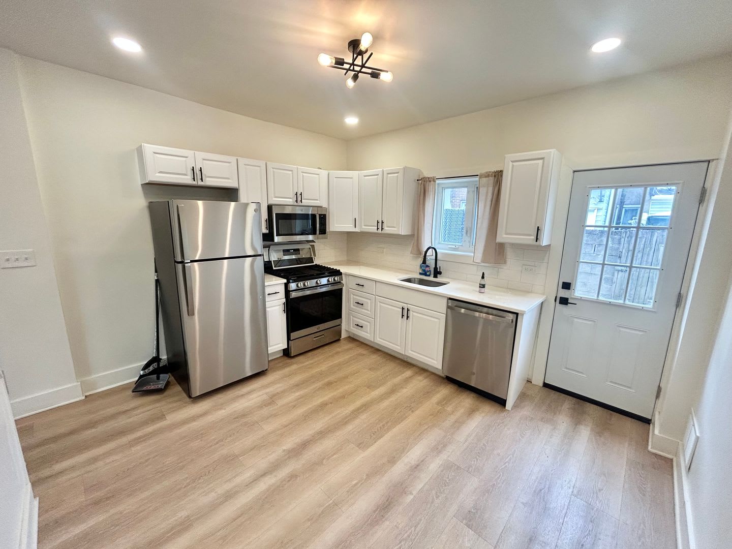 Updated 2-Bedroom Fishtown Townhome with Central Air – photo 4