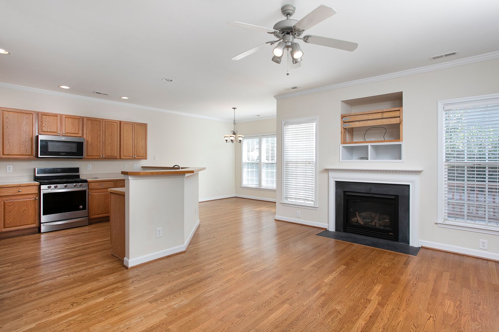 Beautiful 3 Bedroom/ 2.5 Bath Townhome in Northern Durham! Available Now! – photo 5