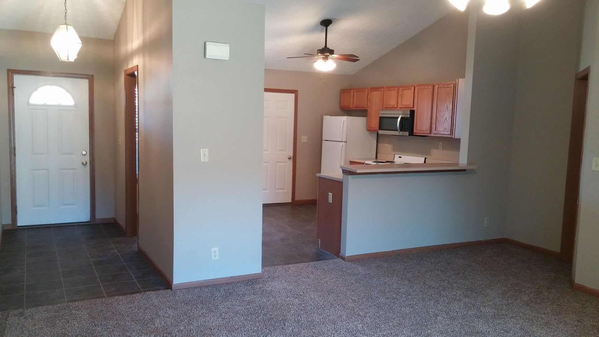 Spacious 2-Bed, 2-Bath Duplex with Attached Garage! – photo 4