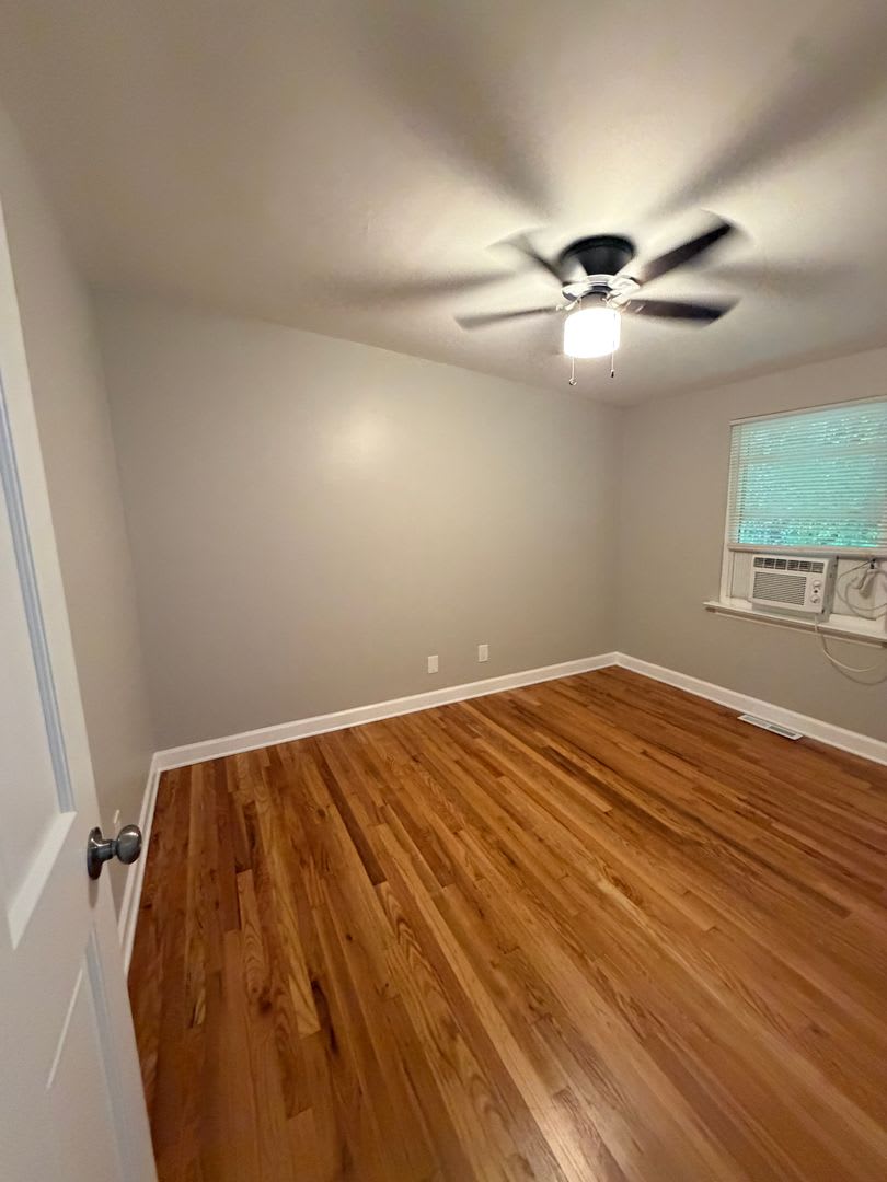 NEWLY RENOVATED!! 2 BEDROOM TOWNHOME (500.00 off FIRST FULL MONTHS RENT ) – photo 4