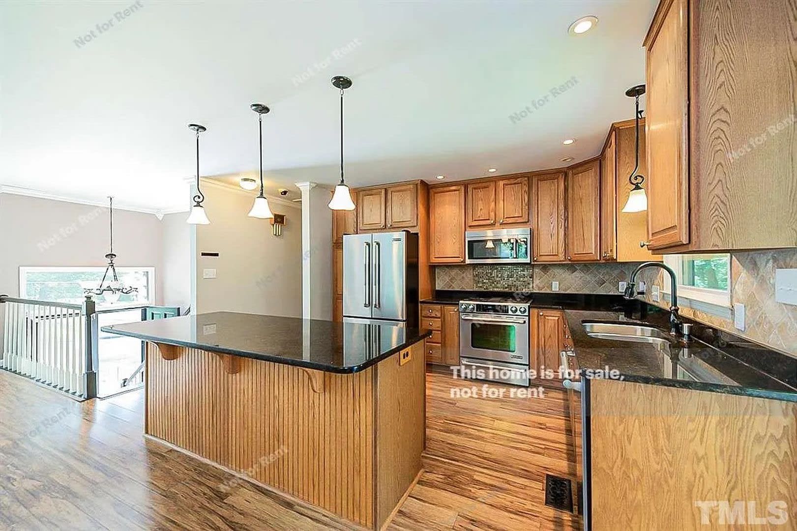 Room in 6 Bedroom Home at Oak Park Rd – photo 4