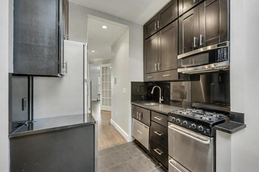 420 West 51st Street – photo 1