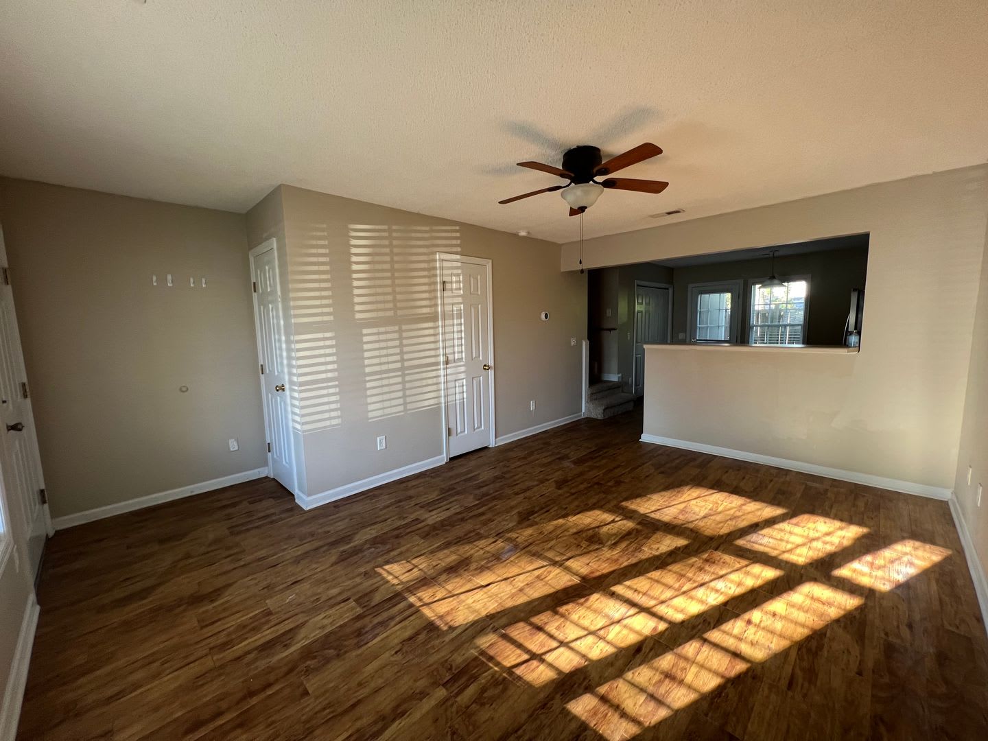 Lovely 2 Bedroom 2 5 Bathroom Townhouse Located At The End Of A Cul De Sac With A Fenced In Back Yard Located In The Brynnwood Town Homes Centrally Located Close To Area Bases Shopping Restaurants Beaches And City Bus Stop A Real Gem – photo 2
