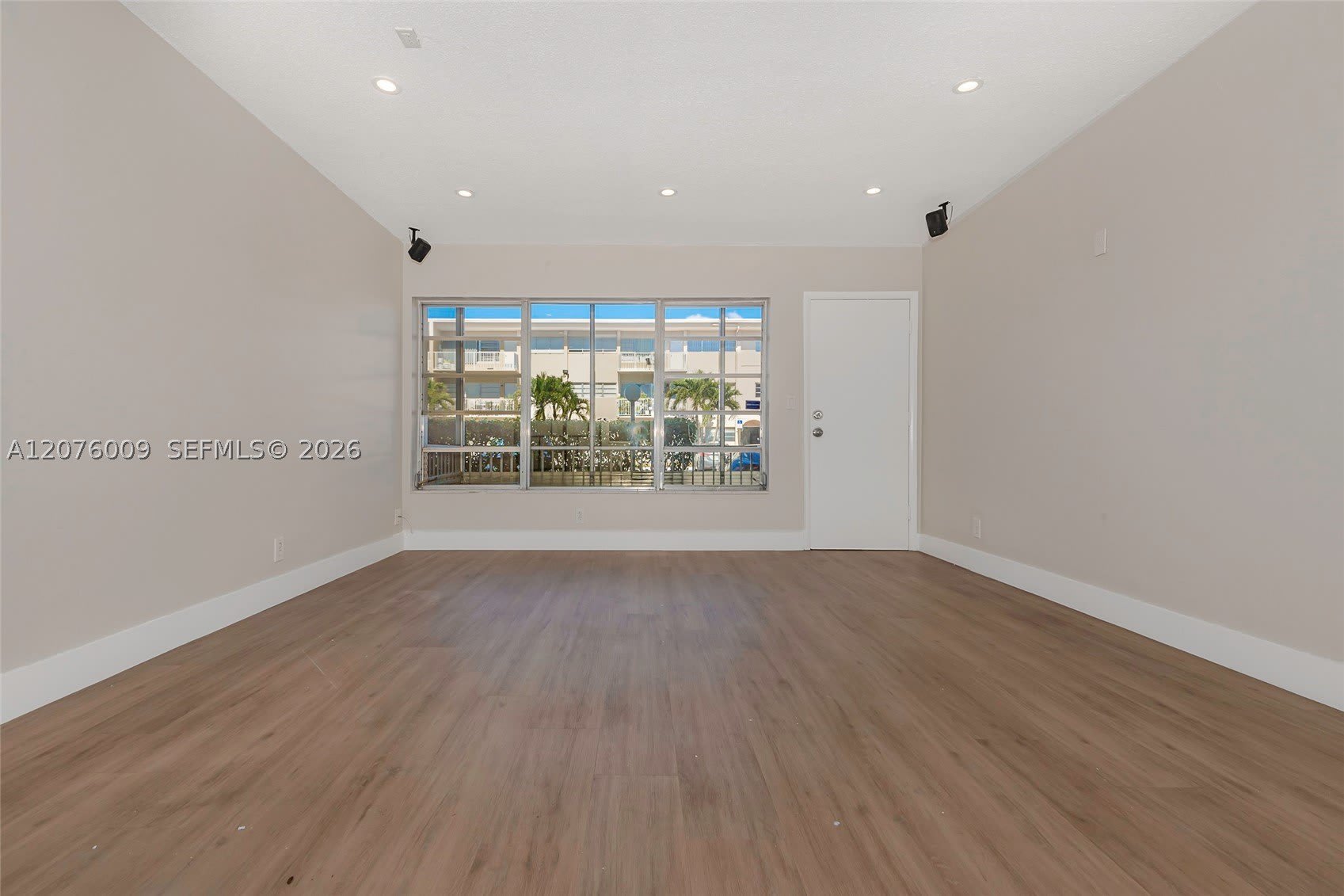 16800 NE 15th Ave – photo 3