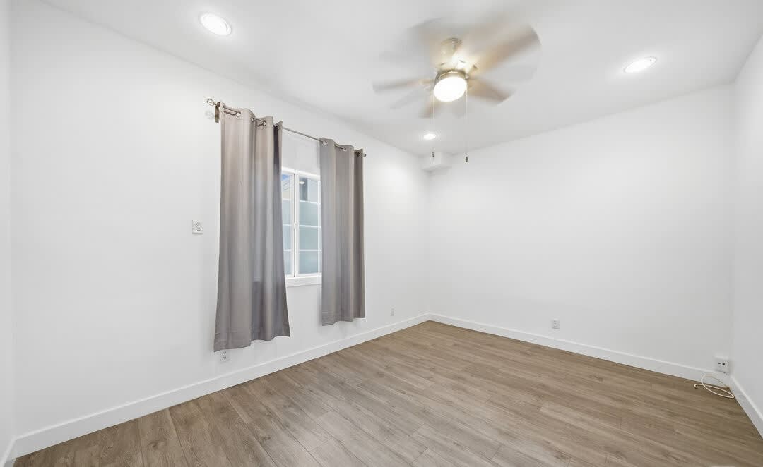5760 Melrose Ave – photo 4