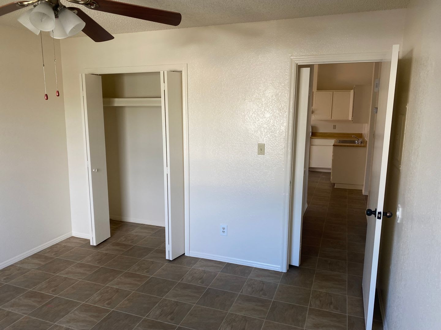 2 Bed One Bath Apartment At Greenfield And University – photo 5