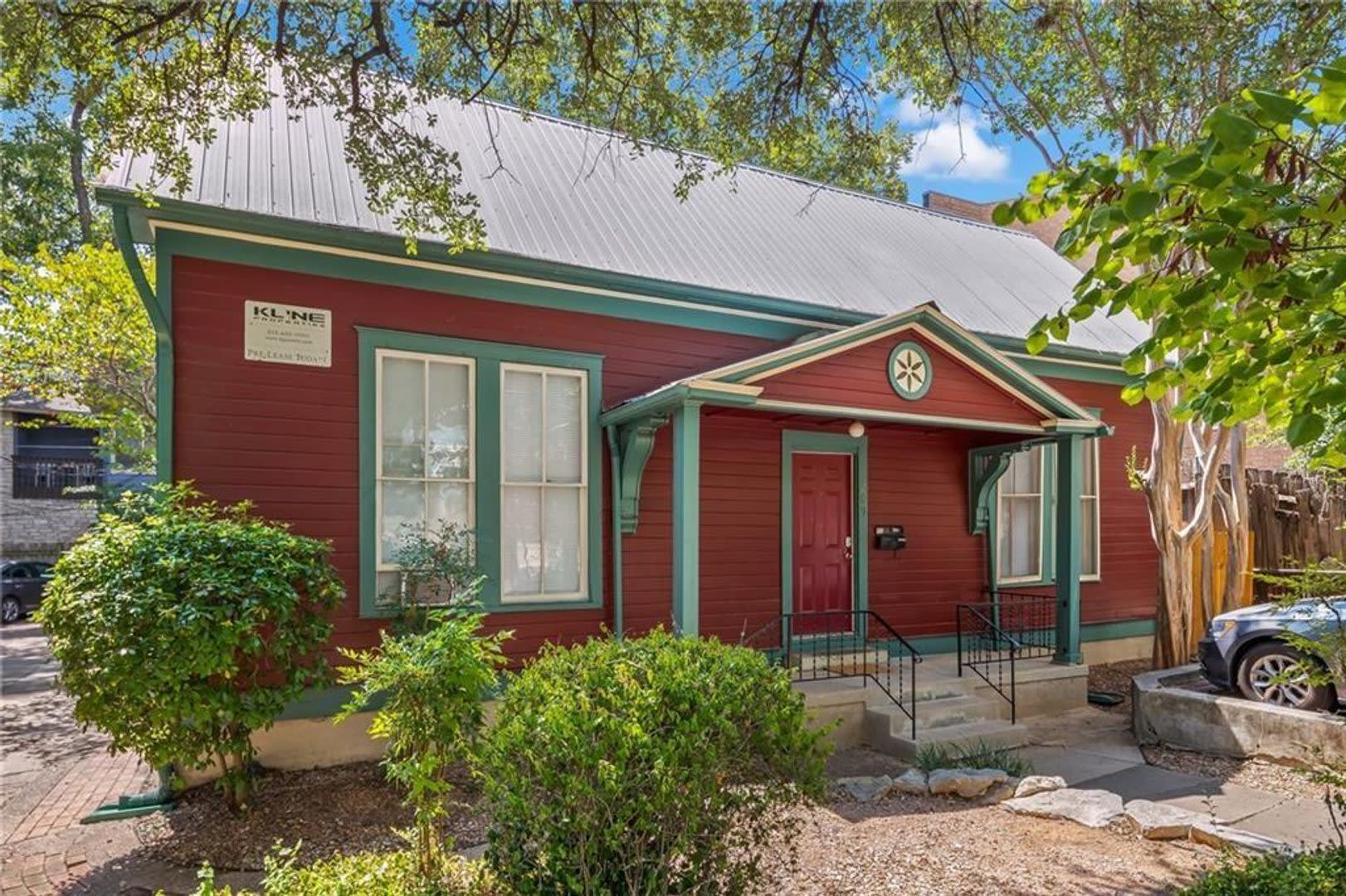 209 E 31St St Walking Distance To Ut Free Standing House With A Yard – photo 1