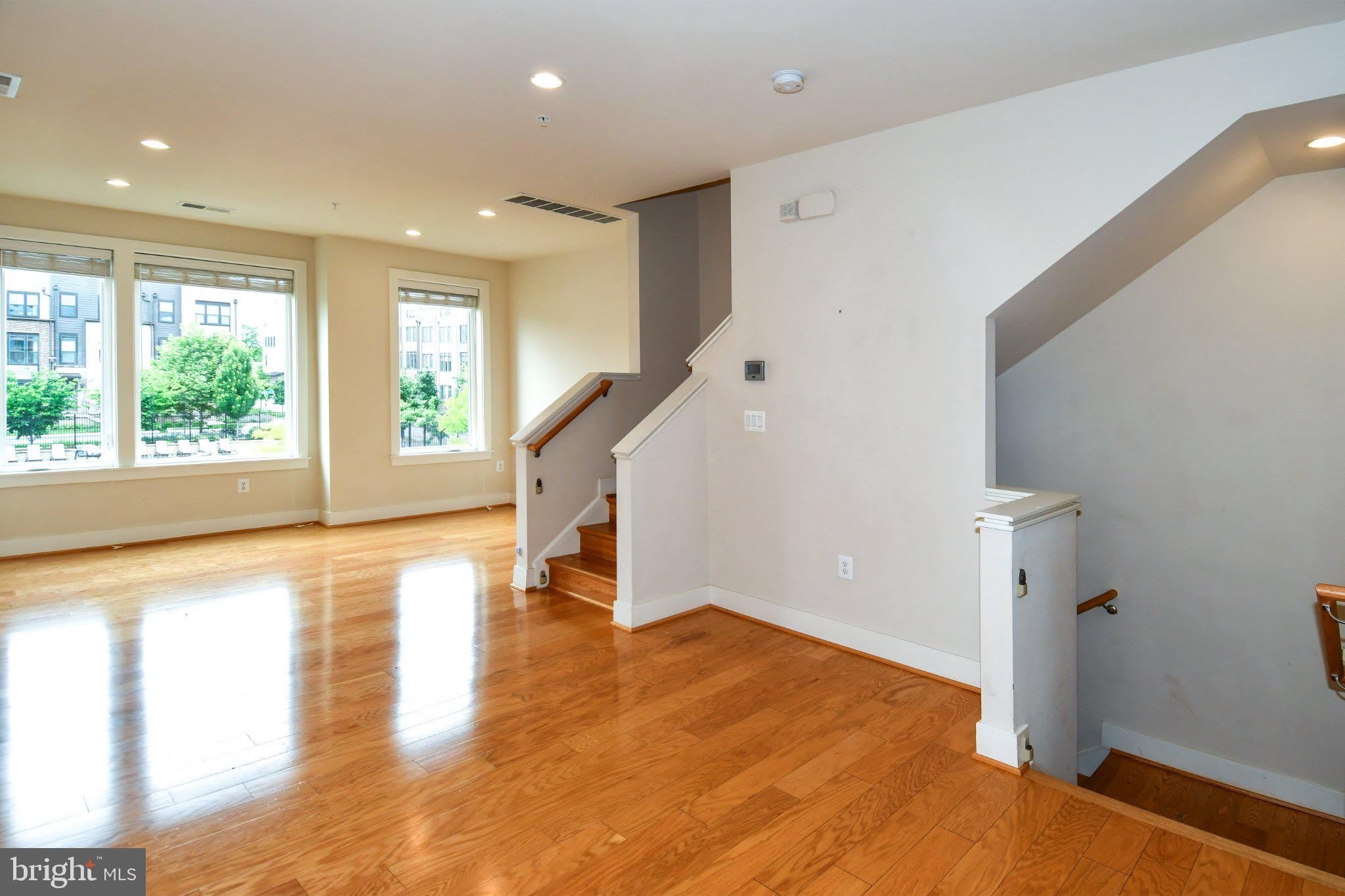 16301 COLUMBUS Avenue – photo 4