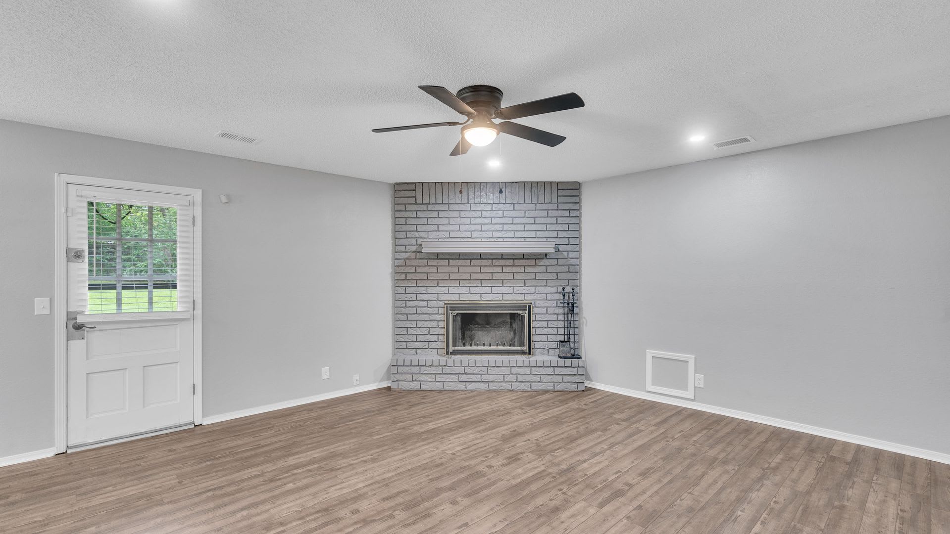 Beautifully Redone 3 Bedroom House! Available for Immediate Move in! – photo 5
