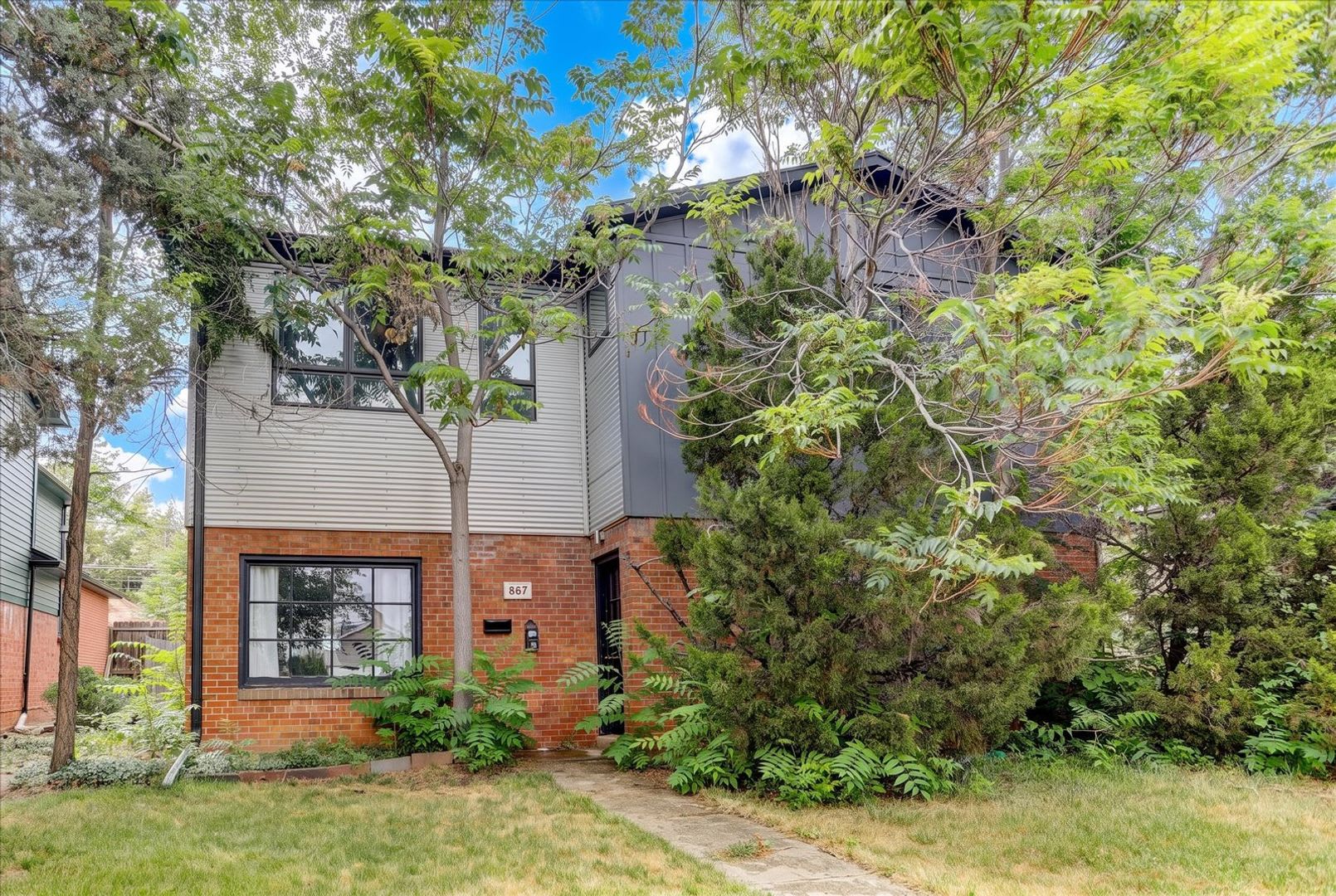 Smashing CU 3bed/2bath/Top Floor Unit – photo 2