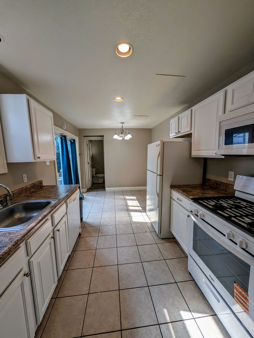 Southside Flats 3 bedroom! Central AC! Washer and Dryer Included! Available 8/21 – photo 4