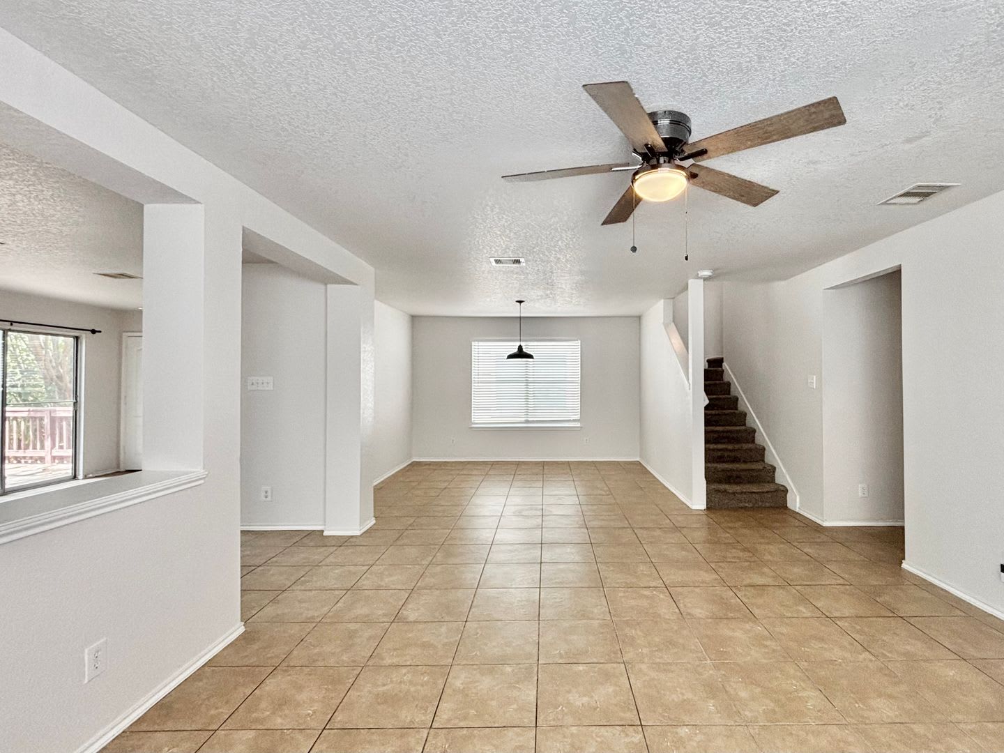 Spacious 2 story home! – photo 3