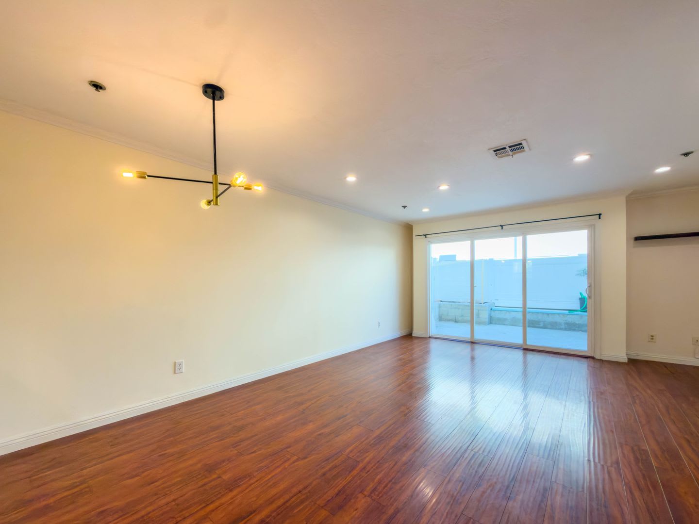 Spacious 2BR/2.5BA Condo with Private Patio in Glendale – photo 3