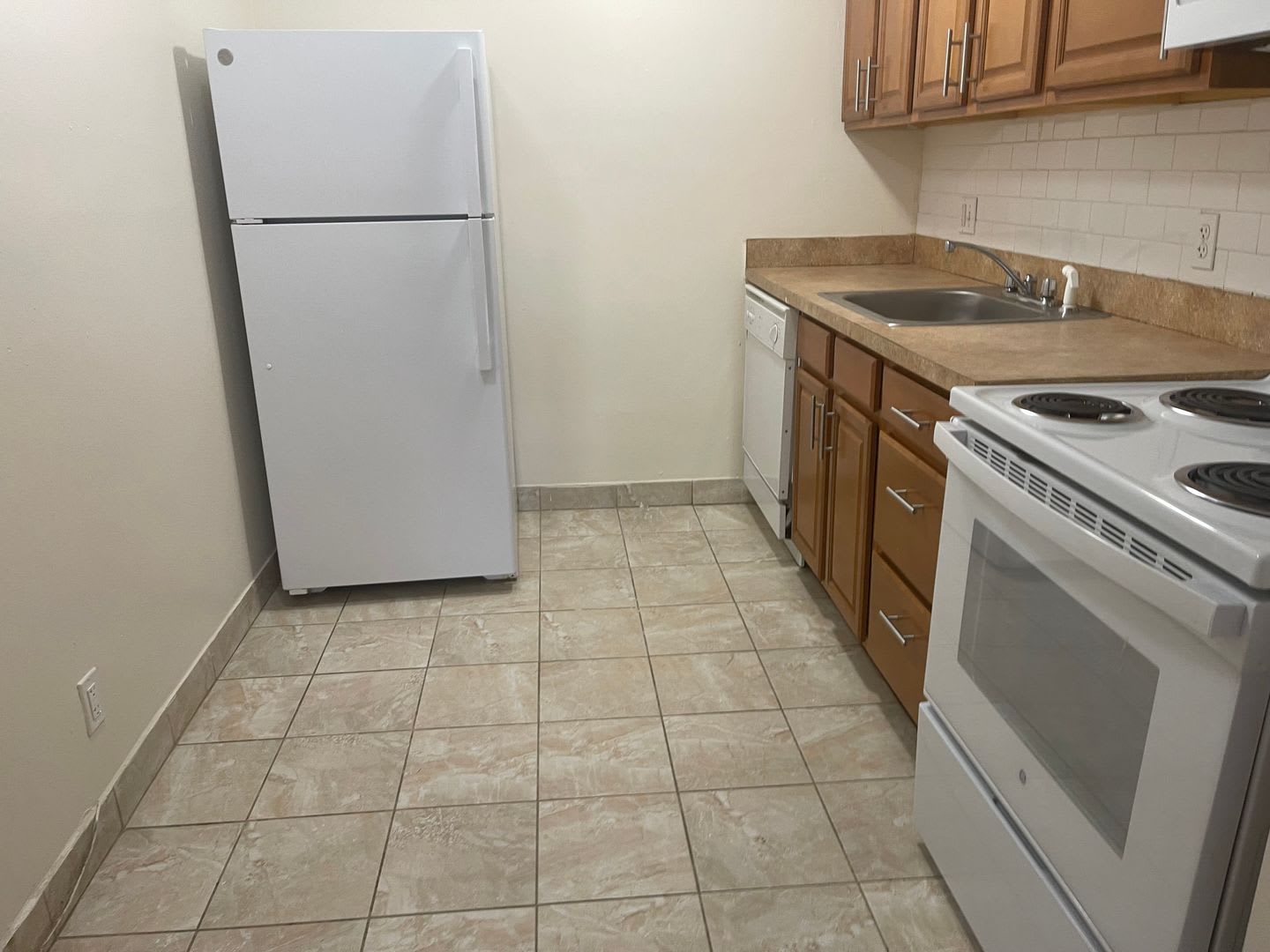 Packards Corner HUGE 1 bed, AC, Dishwasher HW floors Lots of Closets! Now or 9.1 FREE MONTH – photo 3