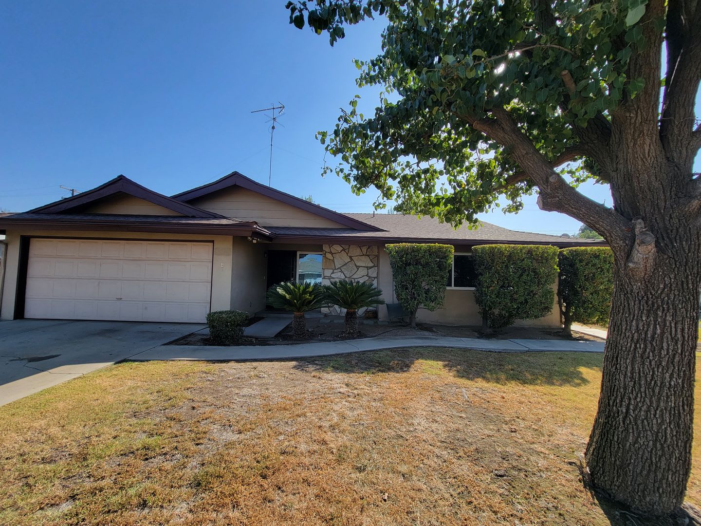 Nice 3 Bed/2 Bath w/Yard Care Included Located near Shopping, Parks & Schools in SW Neighborhood! – photo 1