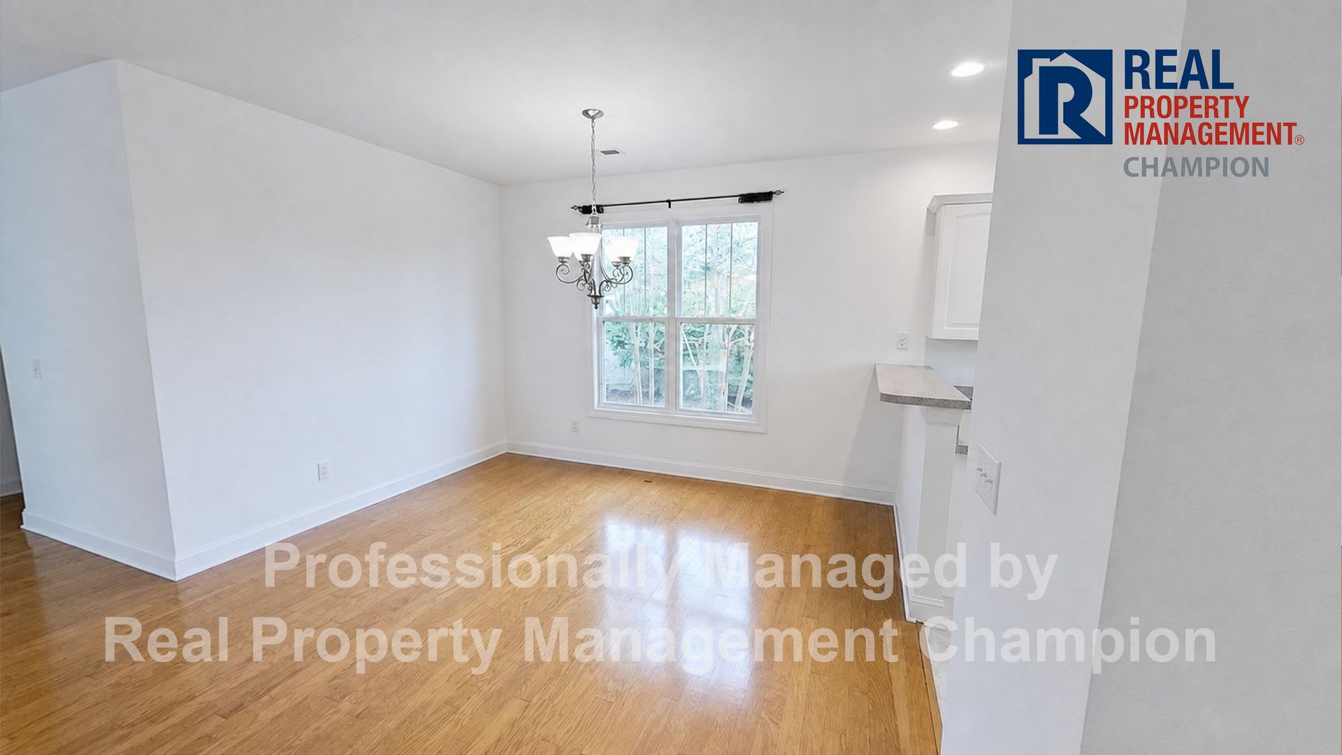 3BD/2BA Split Floorplan Home w/Fireplace and Attached Garage – photo 5