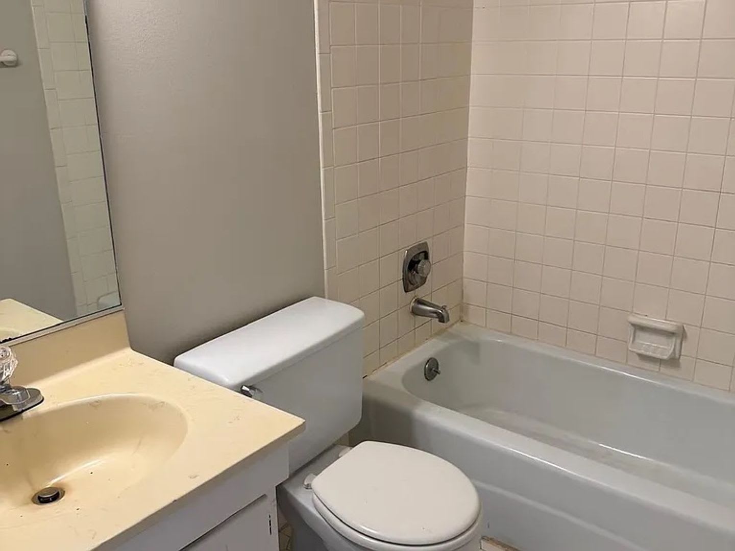 Room In 3 Bedroom Home In Burlington – photo 4