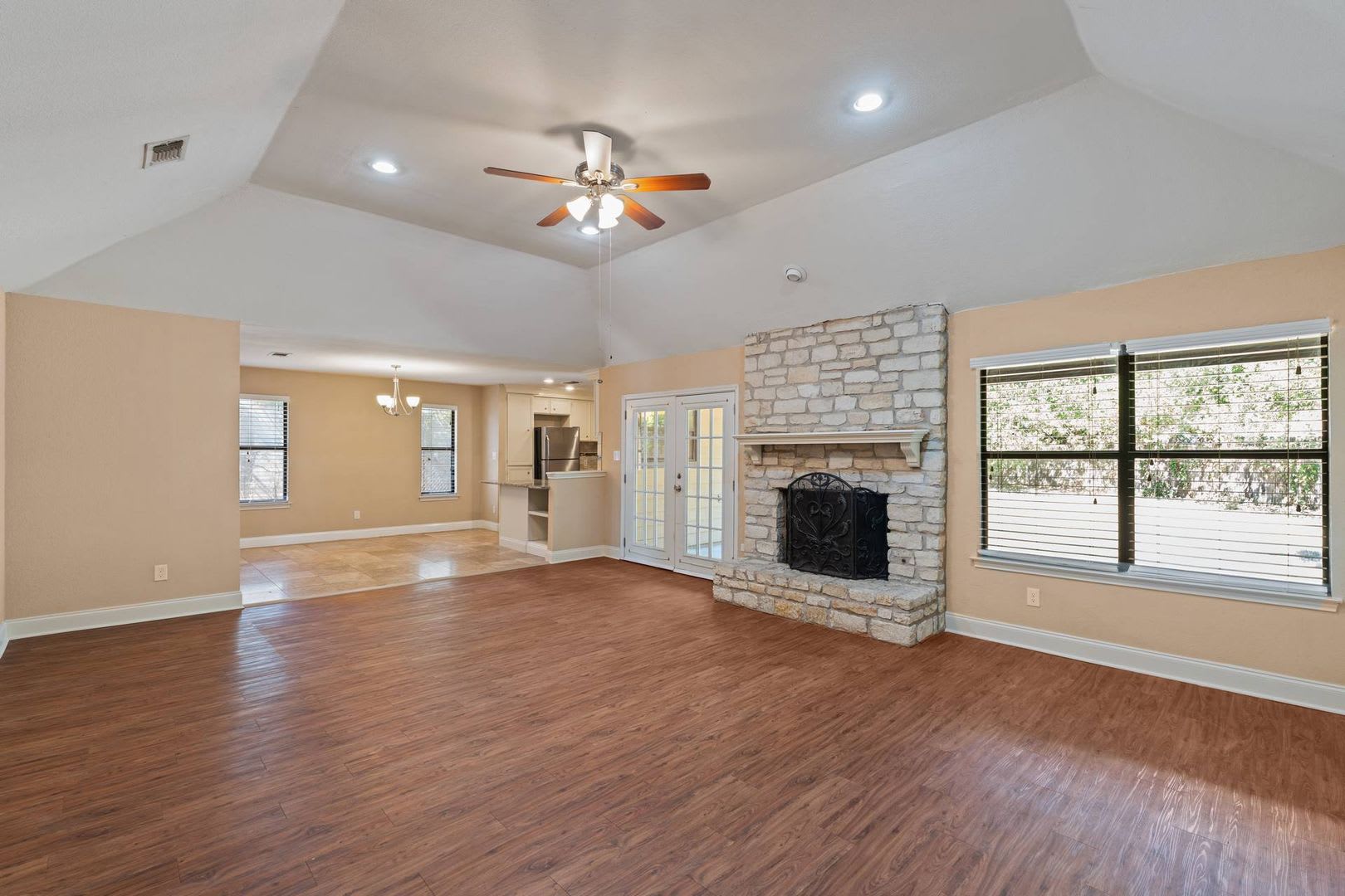 3 bedroom house with fireplace and large fenced in yard – photo 4