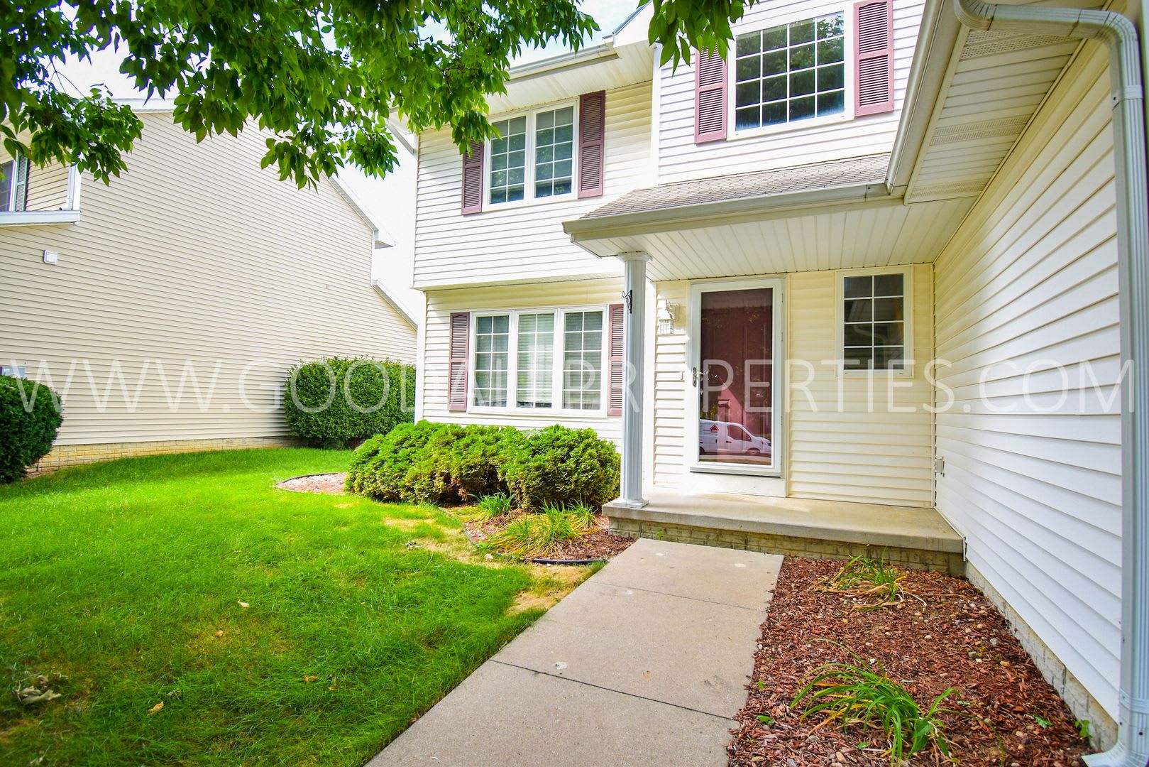 Spacious 3-Bedroom West Des Moines Home with Finished Basement & 2-Car Garage – photo 2