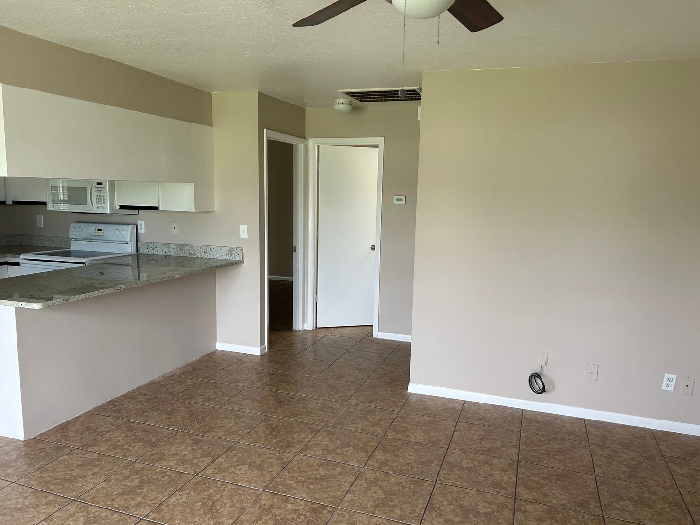 ***TWO WEEKS FREE*** Flexible Living in a Prime Cape Coral Spot – photo 3