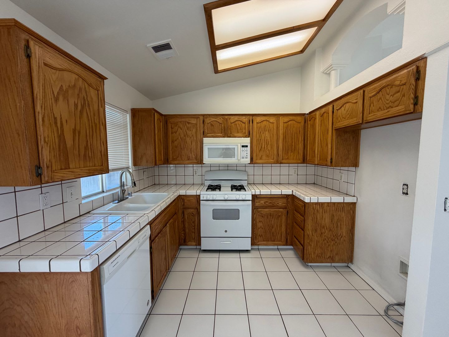 Riverlakes Community 4 Bedroom! – photo 4