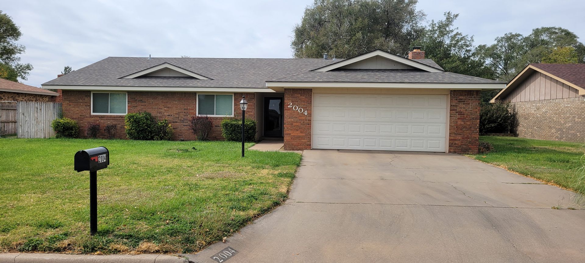 LARGE HOME IN COLONIAL PARK – photo 1