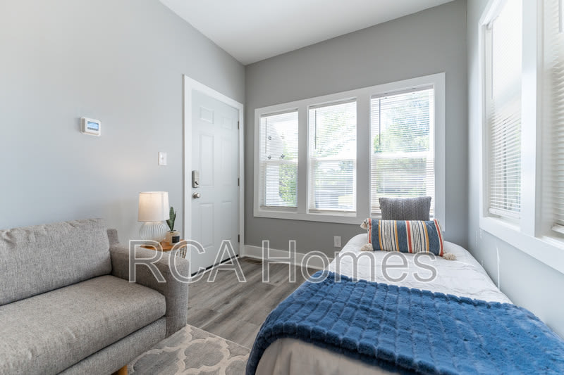 2831 North Kenwood Avenue – photo 5