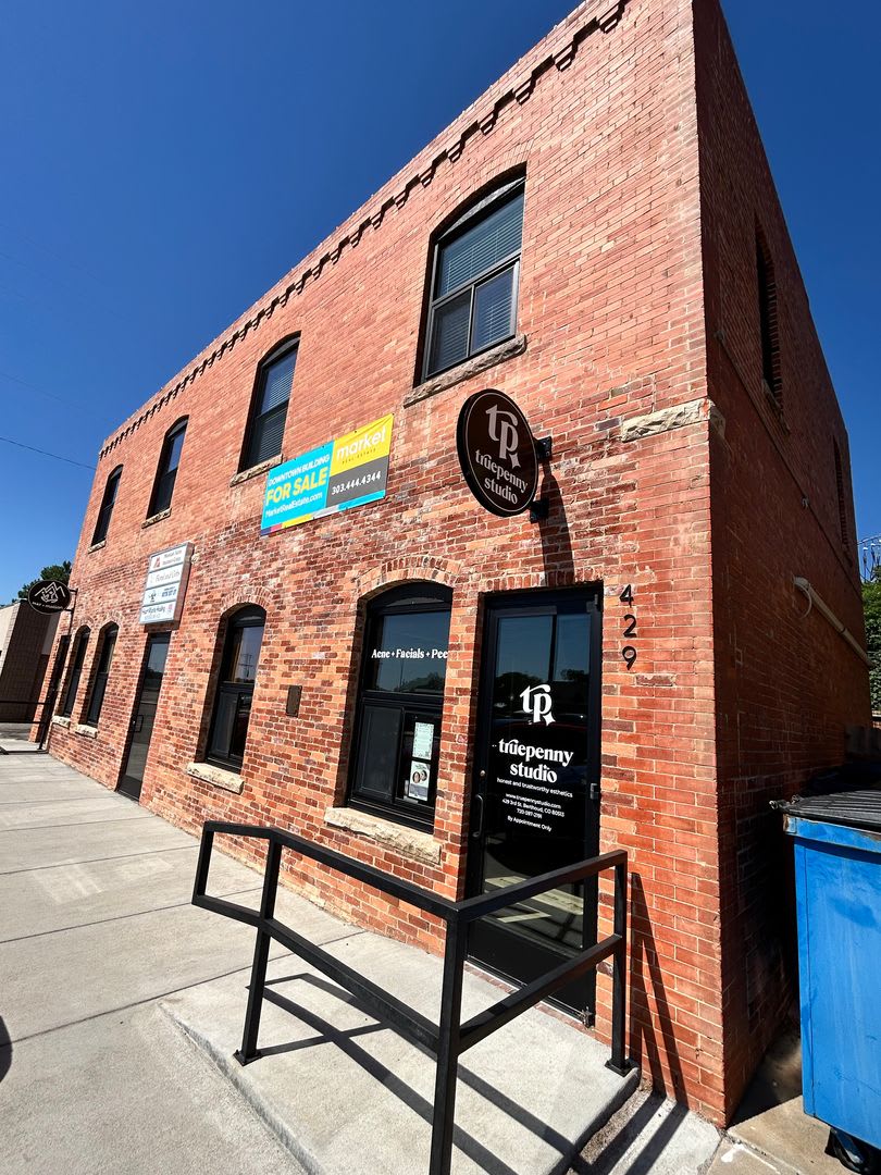 Bright 2nd Floor Apartment on 3rd Street -- Utilities Included! – photo 1