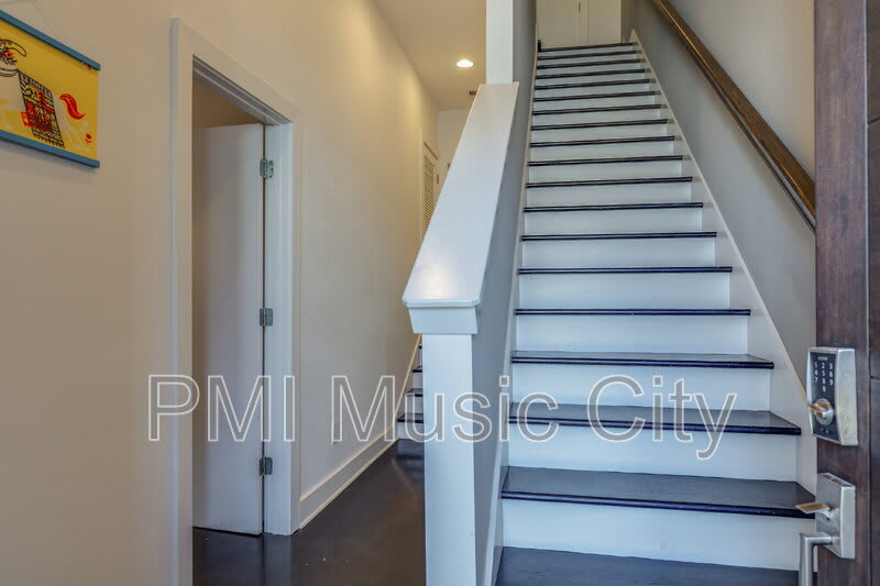 1027 Wedgewood Ave – photo 3