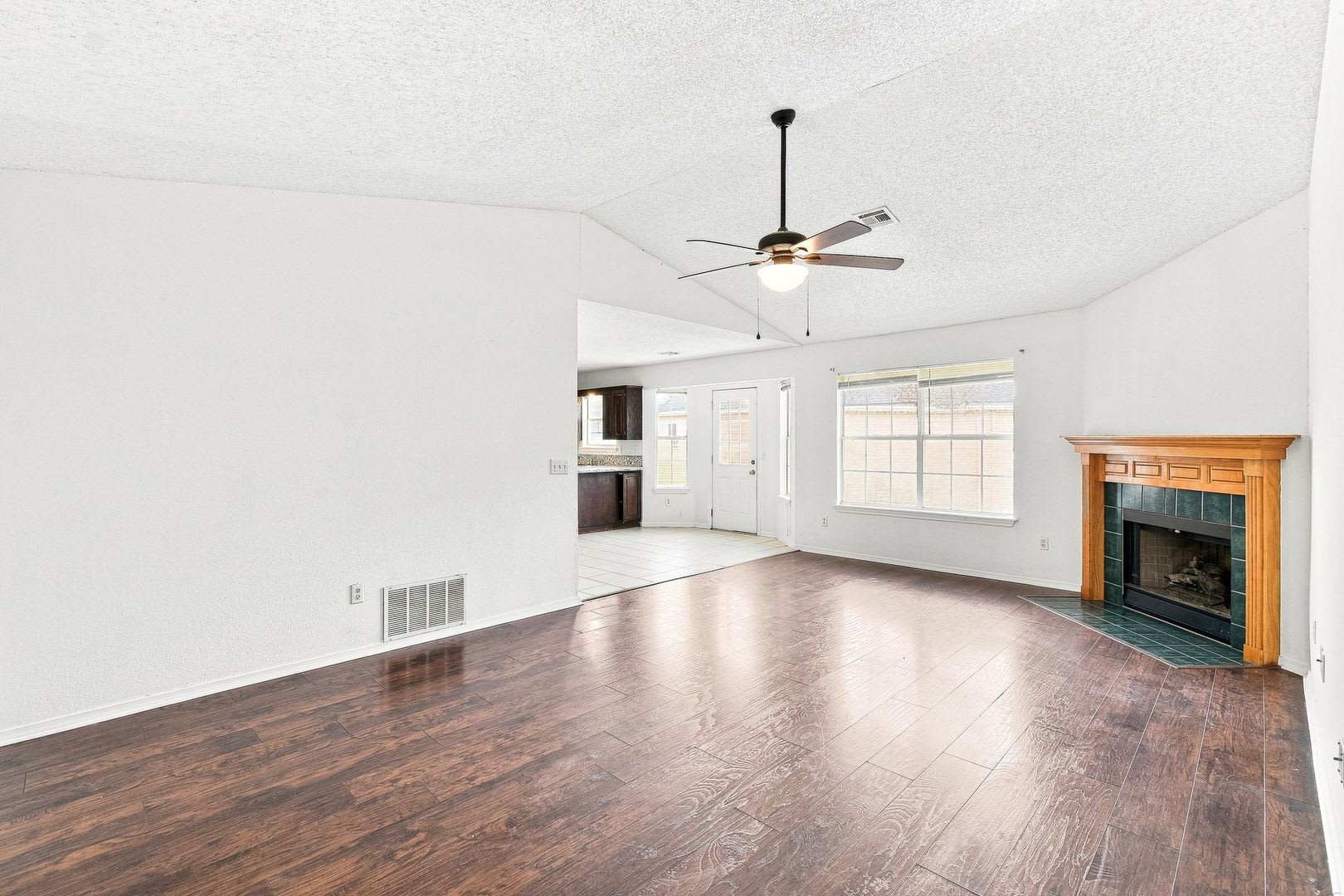 Three Bedroom Two Bathroom House For Rent – photo 5