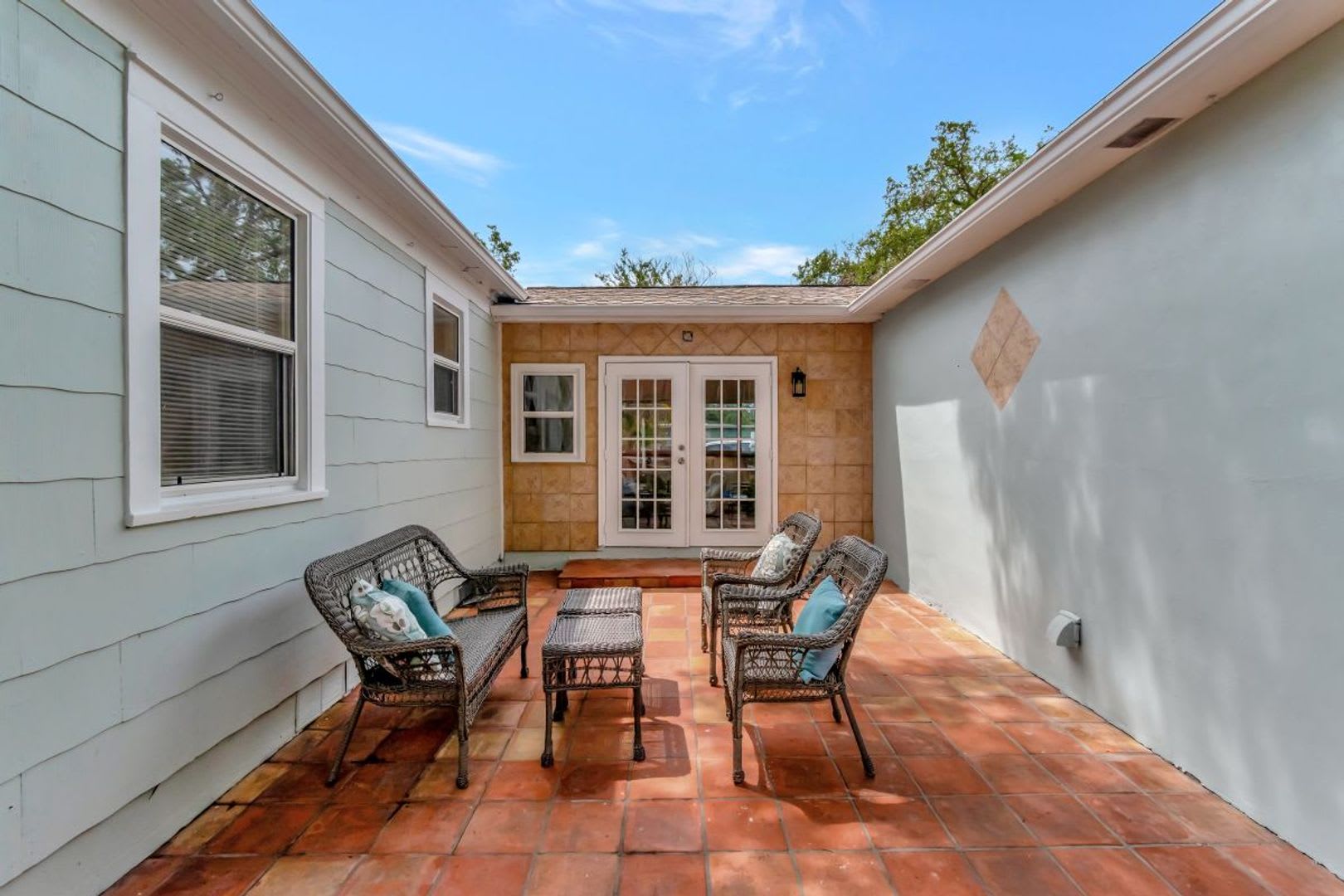 4 2 Home Charming Gulfport Home Featuring Nice Upgrades – photo 5