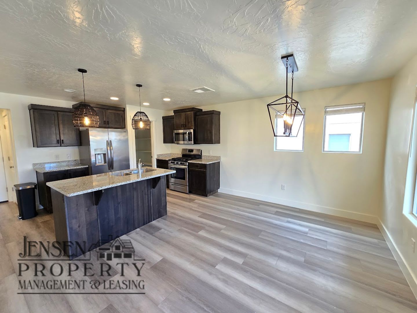 Newer 4 Bedroom Home – photo 2