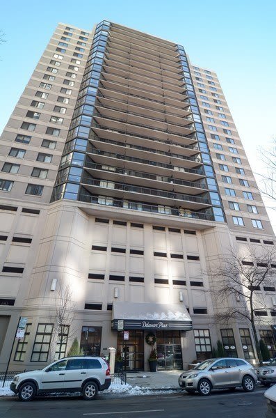 33 W Delaware Place – photo 1
