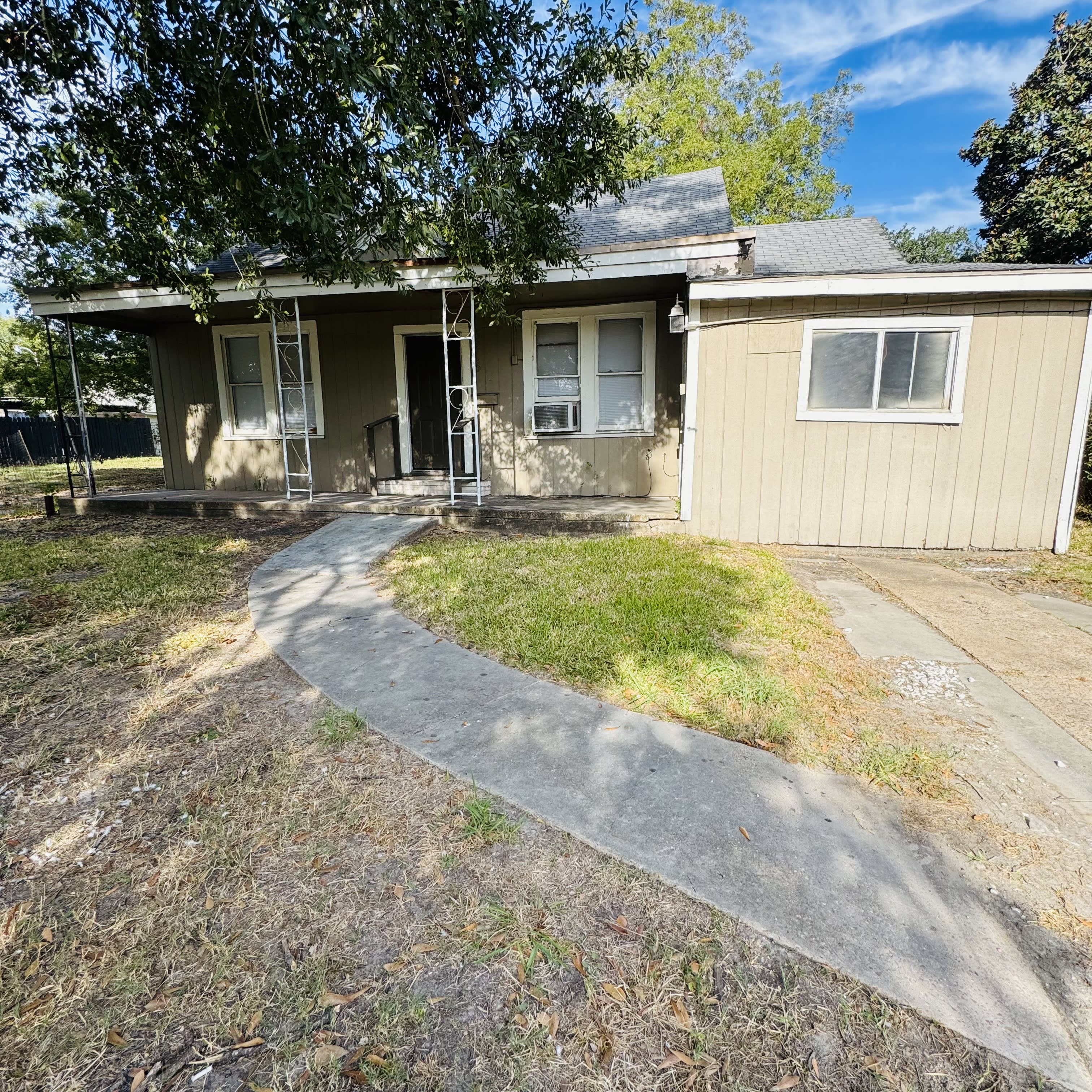 5215 8Th St – photo 1