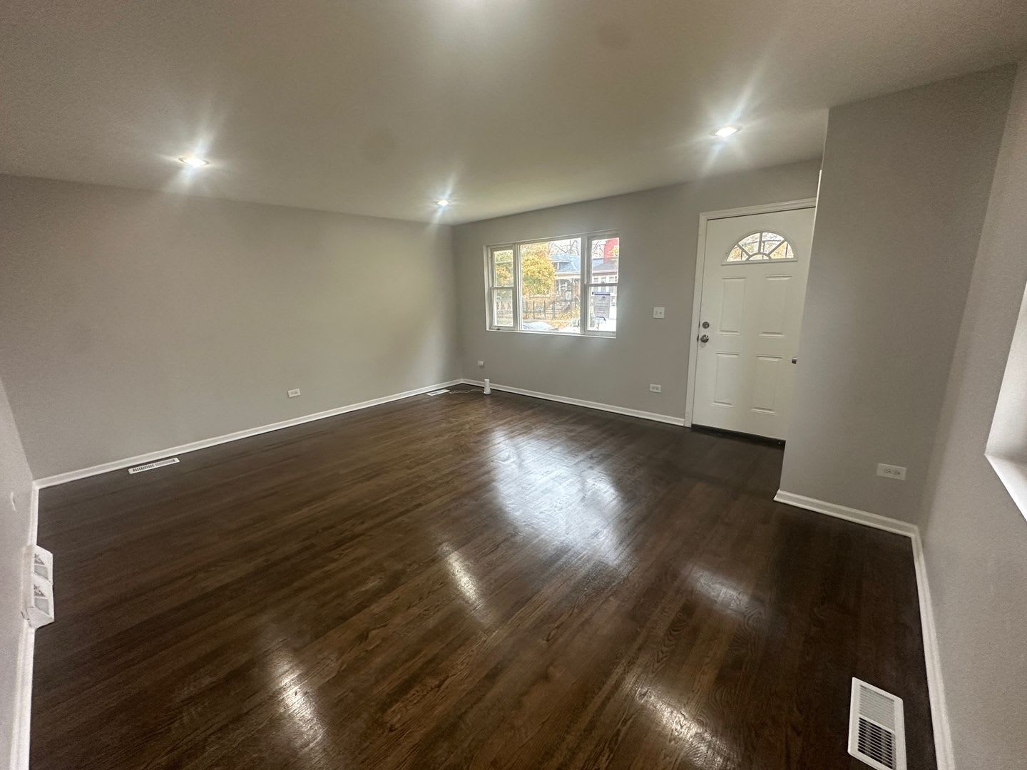 Mobility Area 4 Bedrooms And 2 Full Baths – photo 2