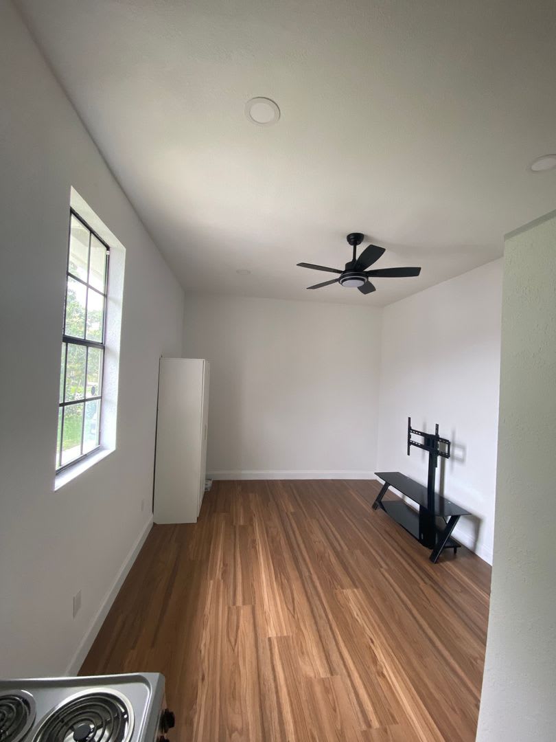 Recently Renovated Studio for One in Lantana – photo 2