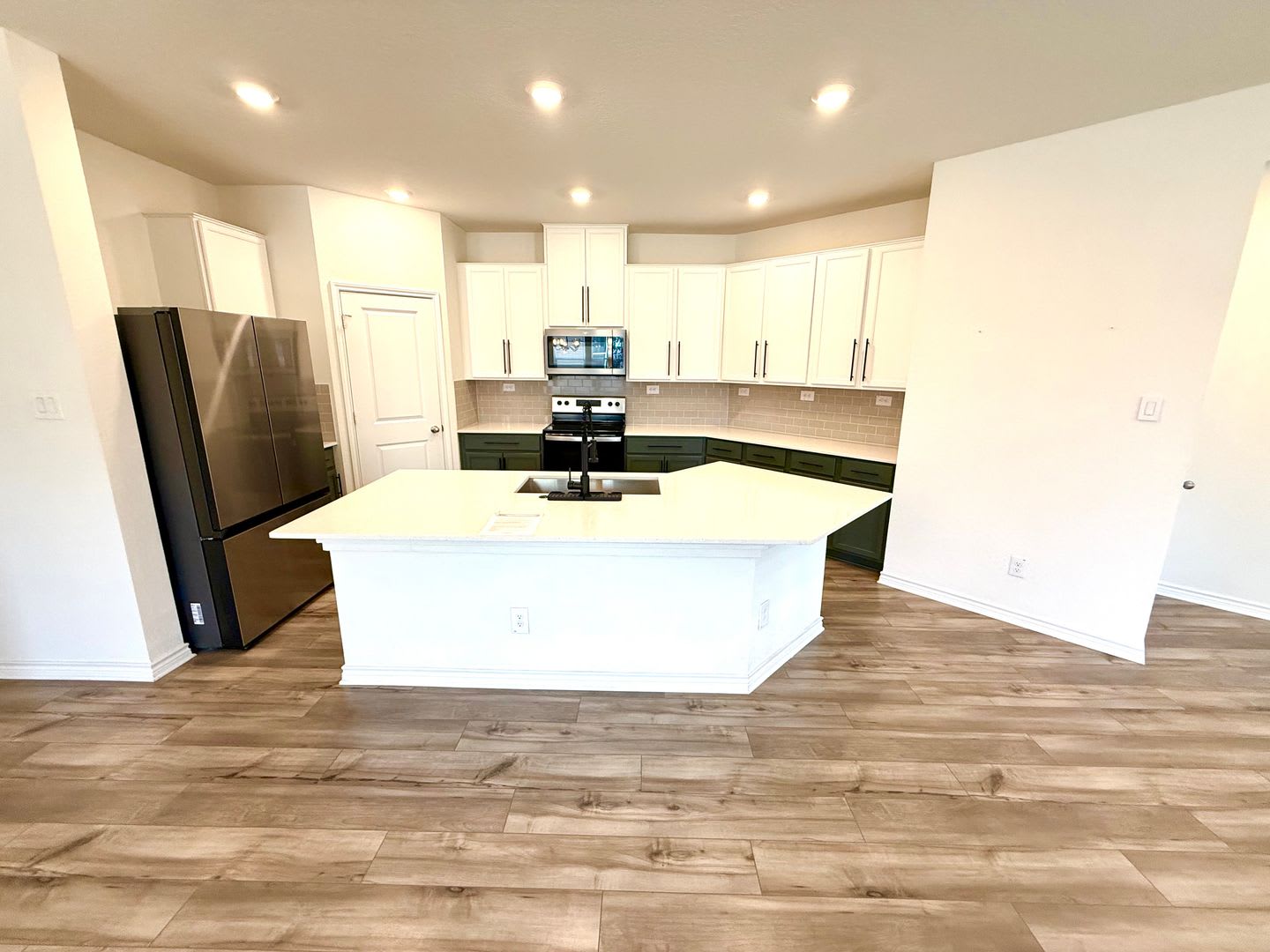 *MOVE IN SPECIAL* Kitchen Lovers Dream – Tons of Cabinet Space & Included Appliances! – photo 4