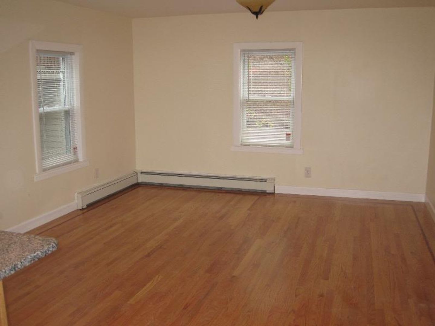 Nicely renovated 3 bed unit at an unbeatable price! – photo 3