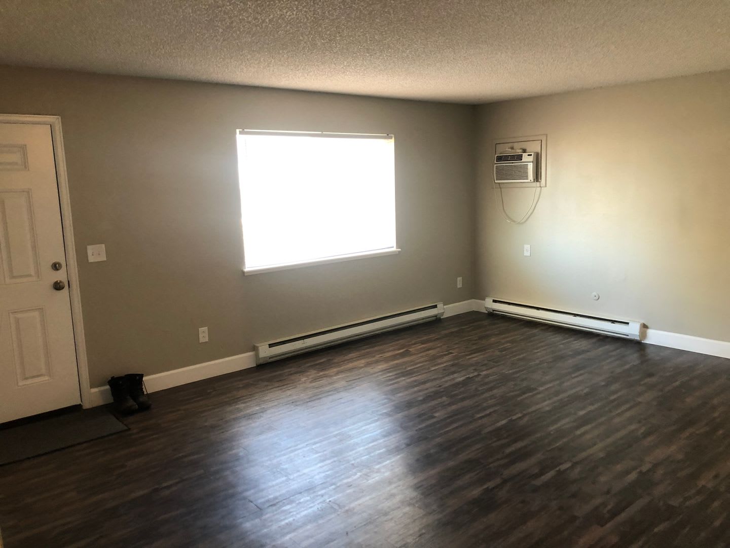 Top Unit Available! 2 Bed 1 Bath Condo – photo 3
