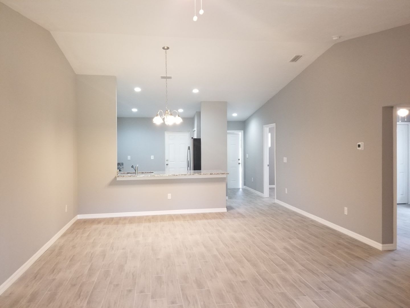 Spacious 3 Bedroom Home With Private Lanai Prime Location – photo 4