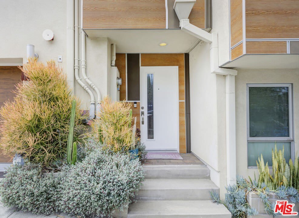 1045 Manzanita St – photo 1