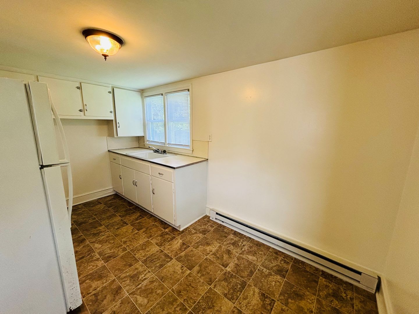 1 Bedroom 1 Bath Above Garage Apartment – photo 3