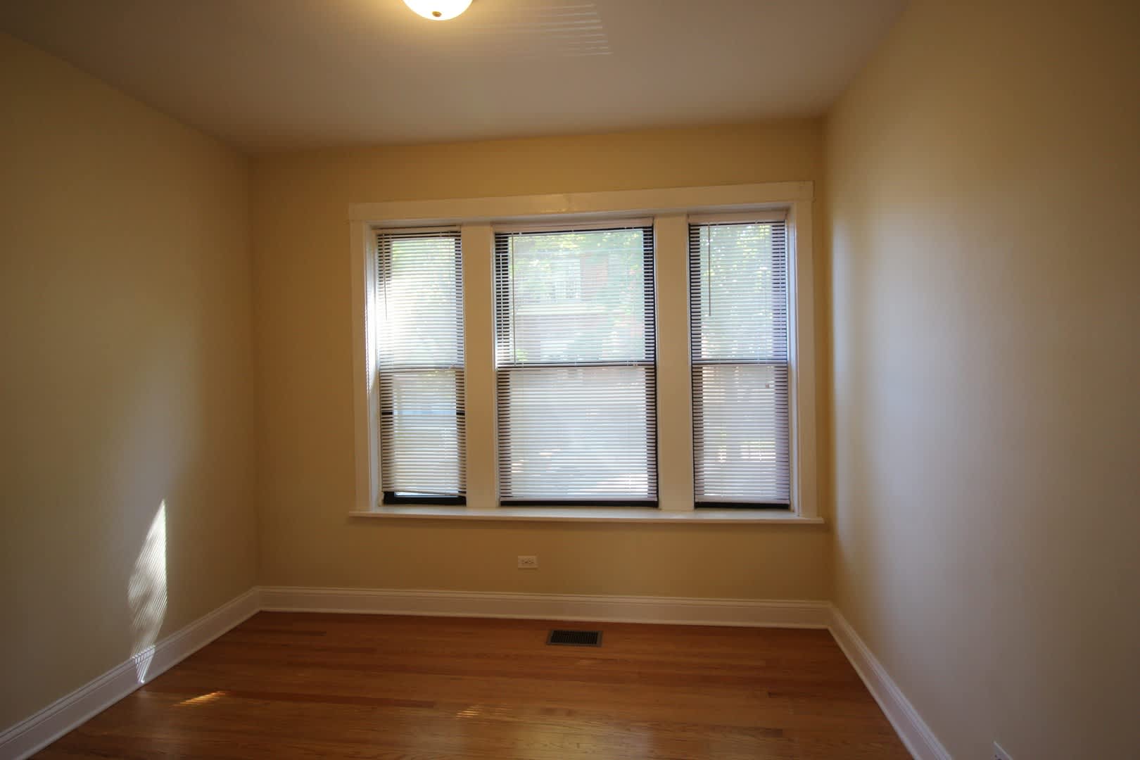 2410 W Winnemac Ave – photo 3