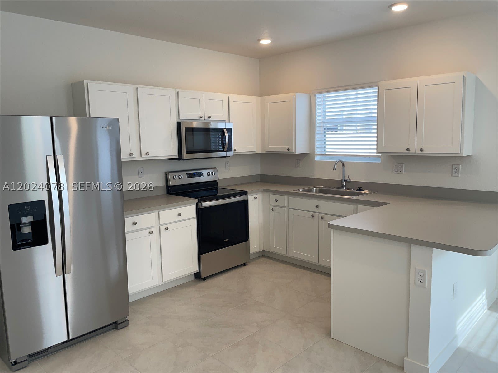 906 SE 17th St – photo 3