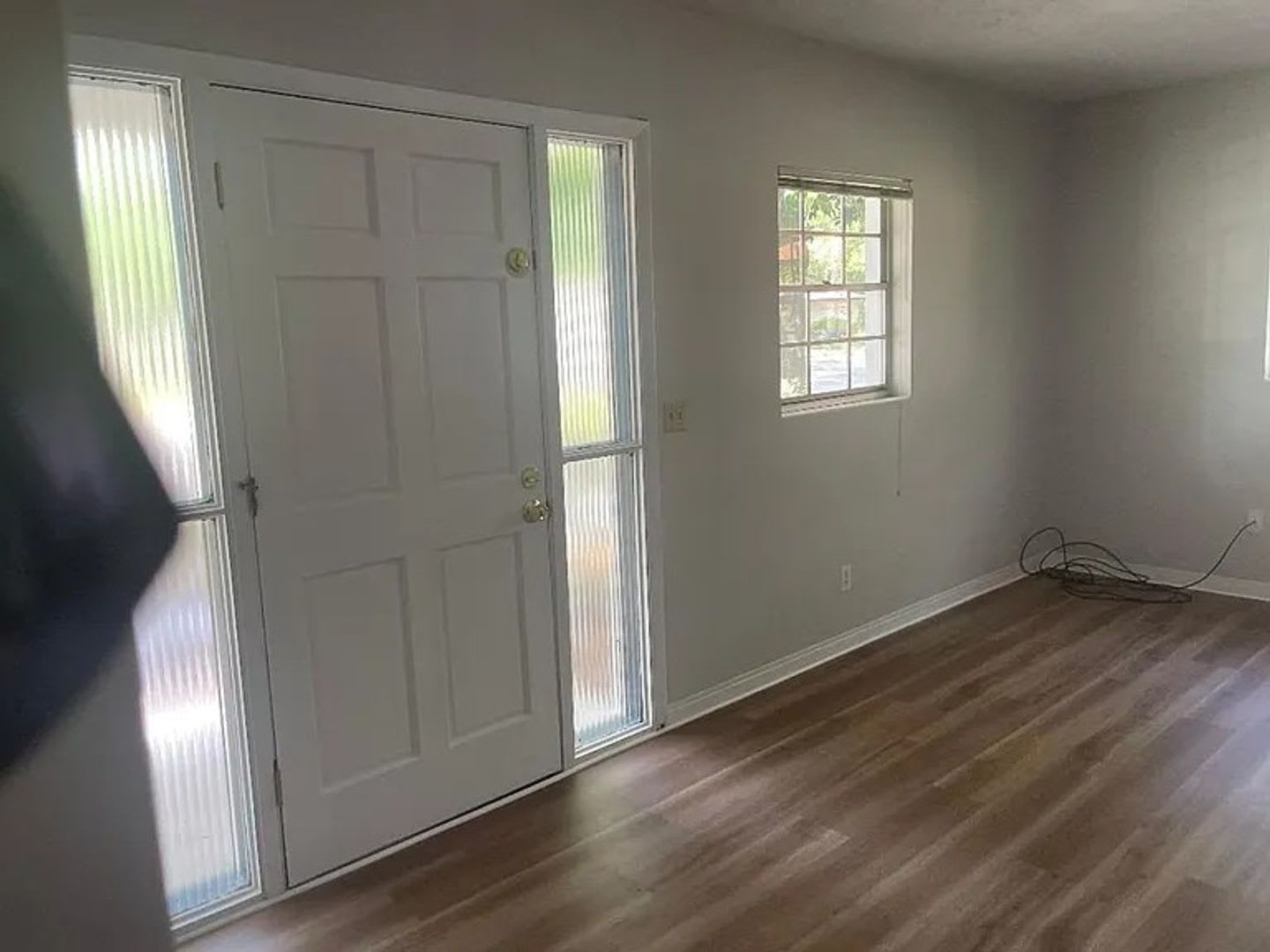 Charming 3-bed/1-bath single-family home available now! – photo 2