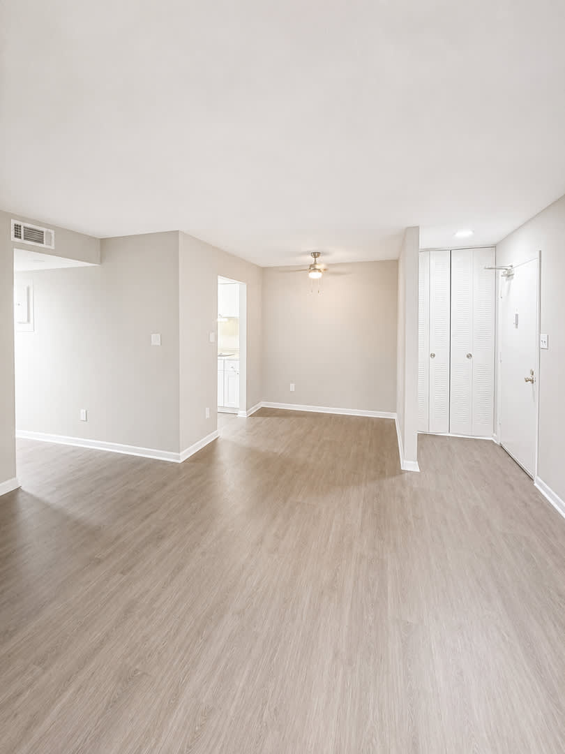 Large 3 bedroom condo! **** Move in Special*** – photo 4
