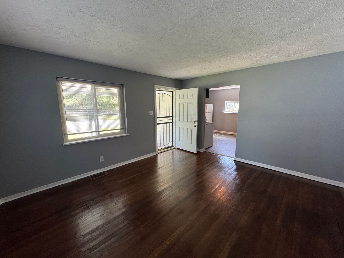 Fairgrounds 2 Bedrooms 1 Baths – photo 4