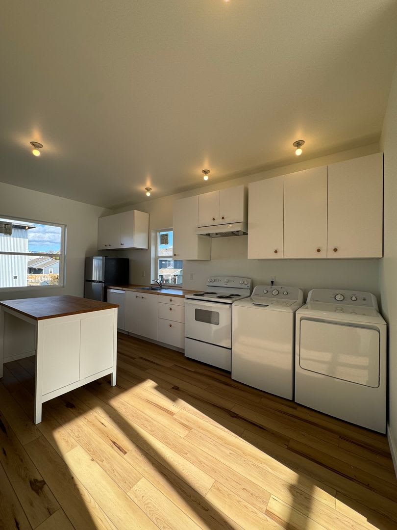 1BR, 1BA with Huge Garage – photo 5