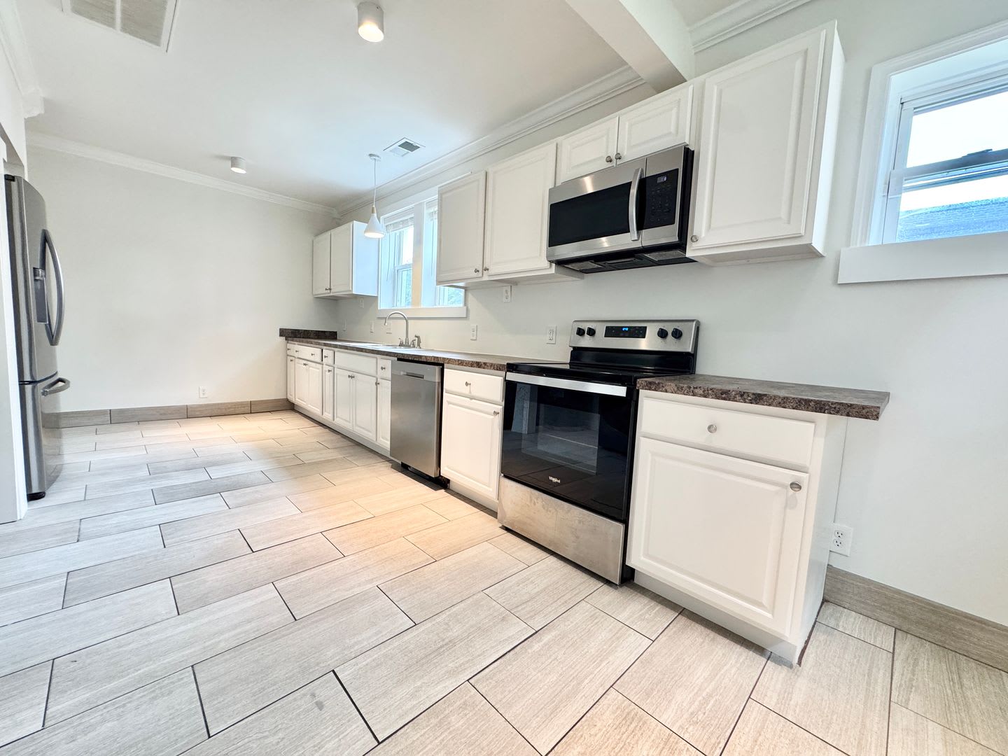 3 Bed 2 Bath Home W Fenced Backyard – photo 5