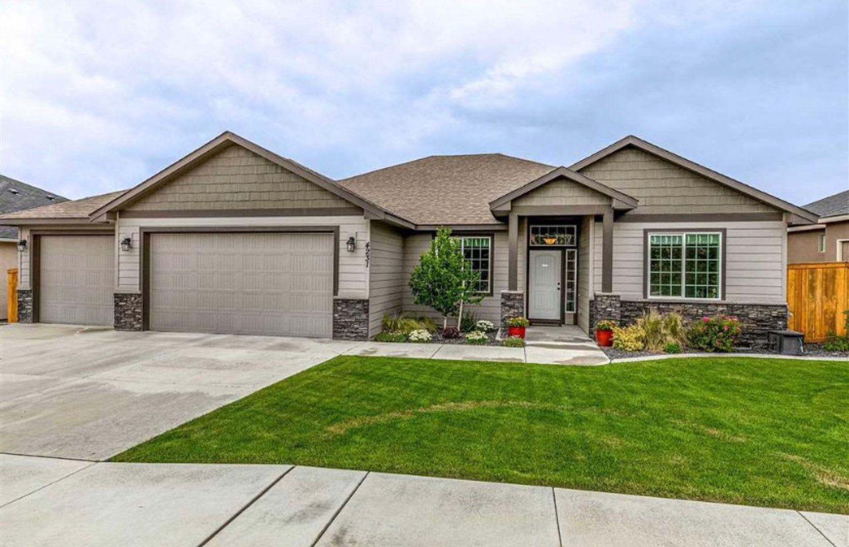500 Off First Months Rent Beautiful 4 Bedroom Home In South Kennewick S Cherry Creek Neighborhood – photo 1